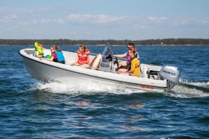 Łódź wędkarska z centralną konsolą, motorówka, łódka -  Terhi 450CC