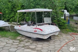 Łódź elektryczna z panelem solarnym