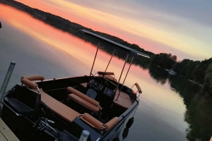 Duża łódź motorowa elektryczna z panelem solarnym